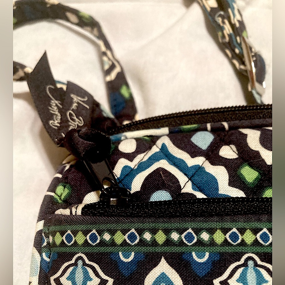 Authentic Vera Bradley Retired “Ink Blue” small triple zippered crossbody! EUC!